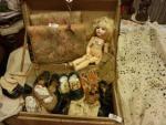 Petite malle de poupée ancienne en bois tapissé brun à...