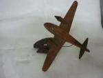 Avion-jouet en bois à décor de plaques d'acier chromé. 40x50...