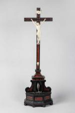 Grand CRUCIFIX janséniste d'autel en bois noirci, piètement architecturé à...