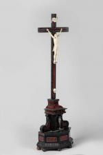 Grand CRUCIFIX janséniste d'autel en bois noirci, piètement architecturé à...