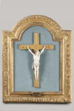 CHRIST en ivoire sculpté, bras levés, perizonium noué à droite,...