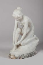 Jeune femme se chaussant, Sujet en marbre blanc sur socle...