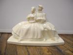 Couple romantique, Groupe en céramique blanche. H. 36 cm L....