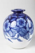 Tharaud, Vase de forme boule en porcelaine à décor de...