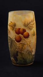 Daum Nancy. Vase de forme cylindrique bombée en verre gravé...