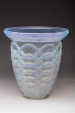 René LALIQUE(1860-1940), Vase modèle Guirlandes en verre moulé pressé blanc...