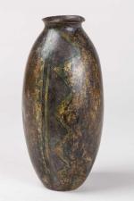 Loys, Vase de forme ovoïde allongée en dinanderie à décor...