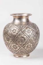Camusso, Vase de forme boule en métal argenté ciselé à...