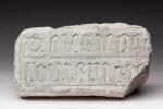 FRAGMENT d'inscription en pierre calcaire sculptée. Inscription en lettres gothiques...