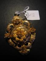 Broche pendentif en or jaune ciselé à décor floral sertie...