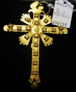 Croix  rayonnante en or jaune ciselé agrémenté de petites...