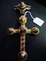 Grande croix capucine en or jaune avec son noeud sertie...