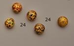 Écrin contenant cinq boutons en or formant des dômes à...
