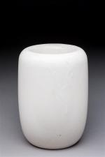 CHIAPELLO. Vase " galet " de forme cylindrique en céramique...