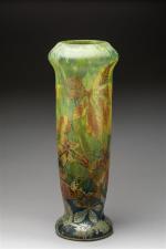DAUM. Vase de forme tronconique à large col en verre...