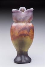 DAUM. Vase de forme bulbeuse à col trilobé étiré à...