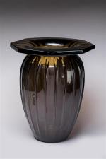 DAUM. Grand vase en verre fumé de forme ovoïde à...