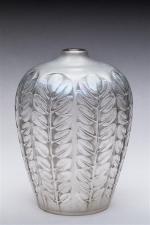 René LALIQUE (1860-1945). Vase modèle "Tournai" en verre moulé pressé...