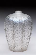 René LALIQUE (1860-1945). Vase modèle "Tournai" en verre moulé pressé...