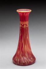 LEGRAS - Vase soliflore en verre marbré rouge et dorures....