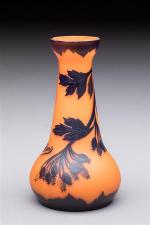RICHARD. Vase soliflore en verre gravé à l'acide à décor...