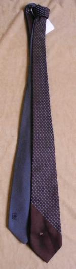 Pierre CARDIN. Lot de deux cravates, l'une en soie imprimée...